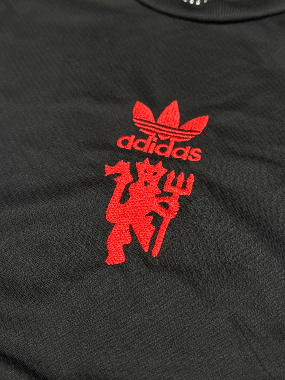 MANCHESTER UNITED CLASSIC JERSEY SET (WITH SHORTS)