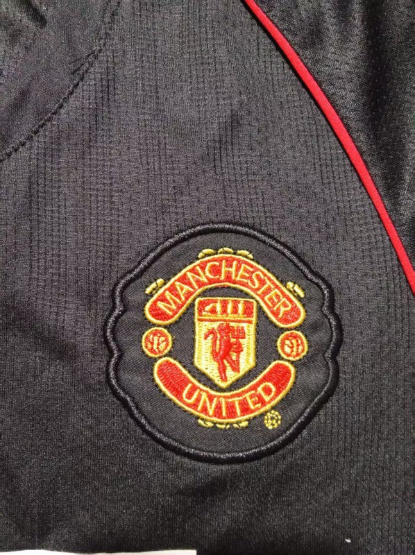 MANCHESTER UNITED BLACK RETRO FULL SLEEVE FOOTBALL JERSEY & SHORTS SET – PREMIUM QUALITY WITH LOGO