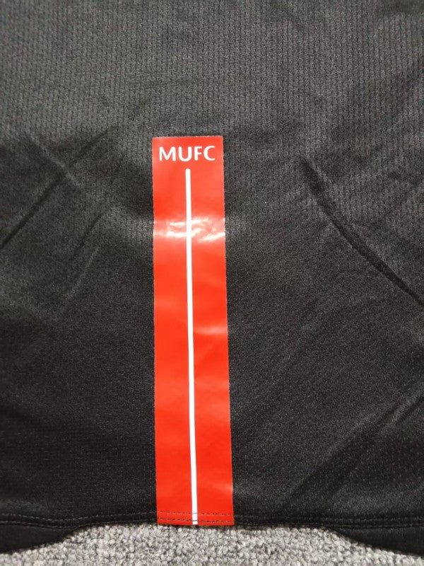 MANCHESTER UNITED BLACK RETRO FULL SLEEVE FOOTBALL JERSEY & SHORTS SET – PREMIUM QUALITY WITH LOGO