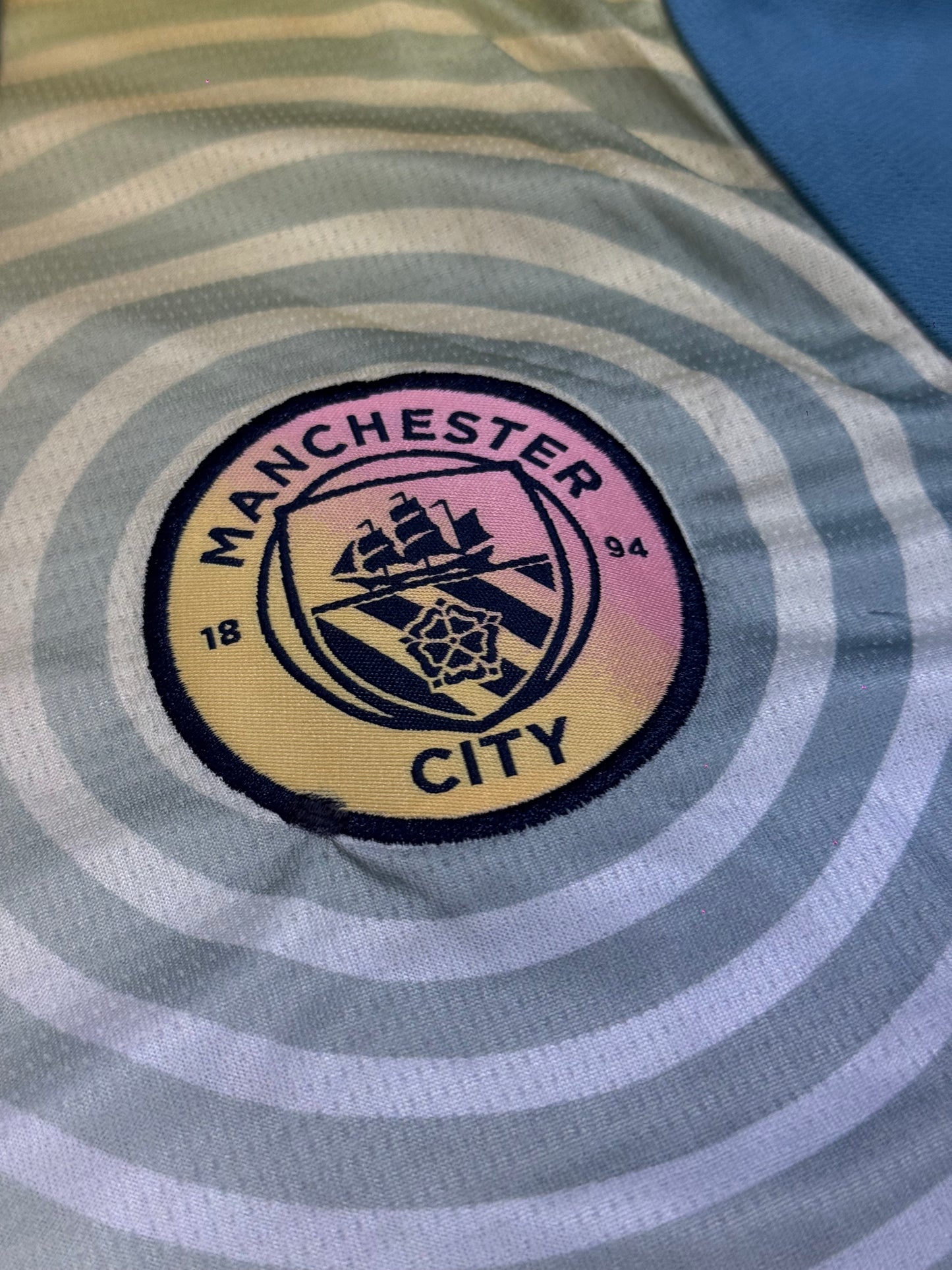 MANCHESTER CITY INSPIRED 2024/25 PASTEL EDITION FOOTBALL TRAINING KIT SET