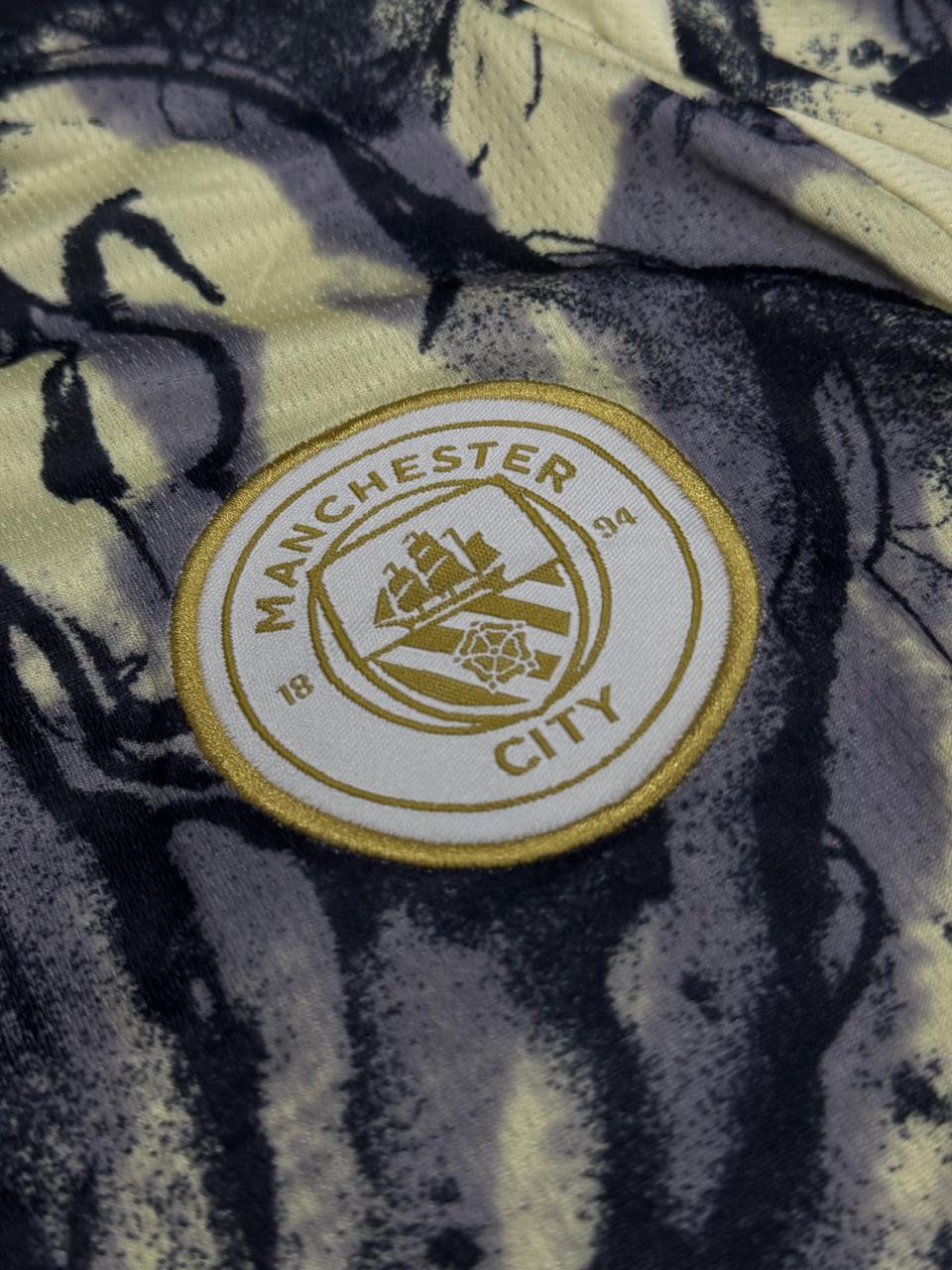 MANCHESTER CITY 2025/26 HORSE SPECIAL KIT – JERSEY & SHORTS SET