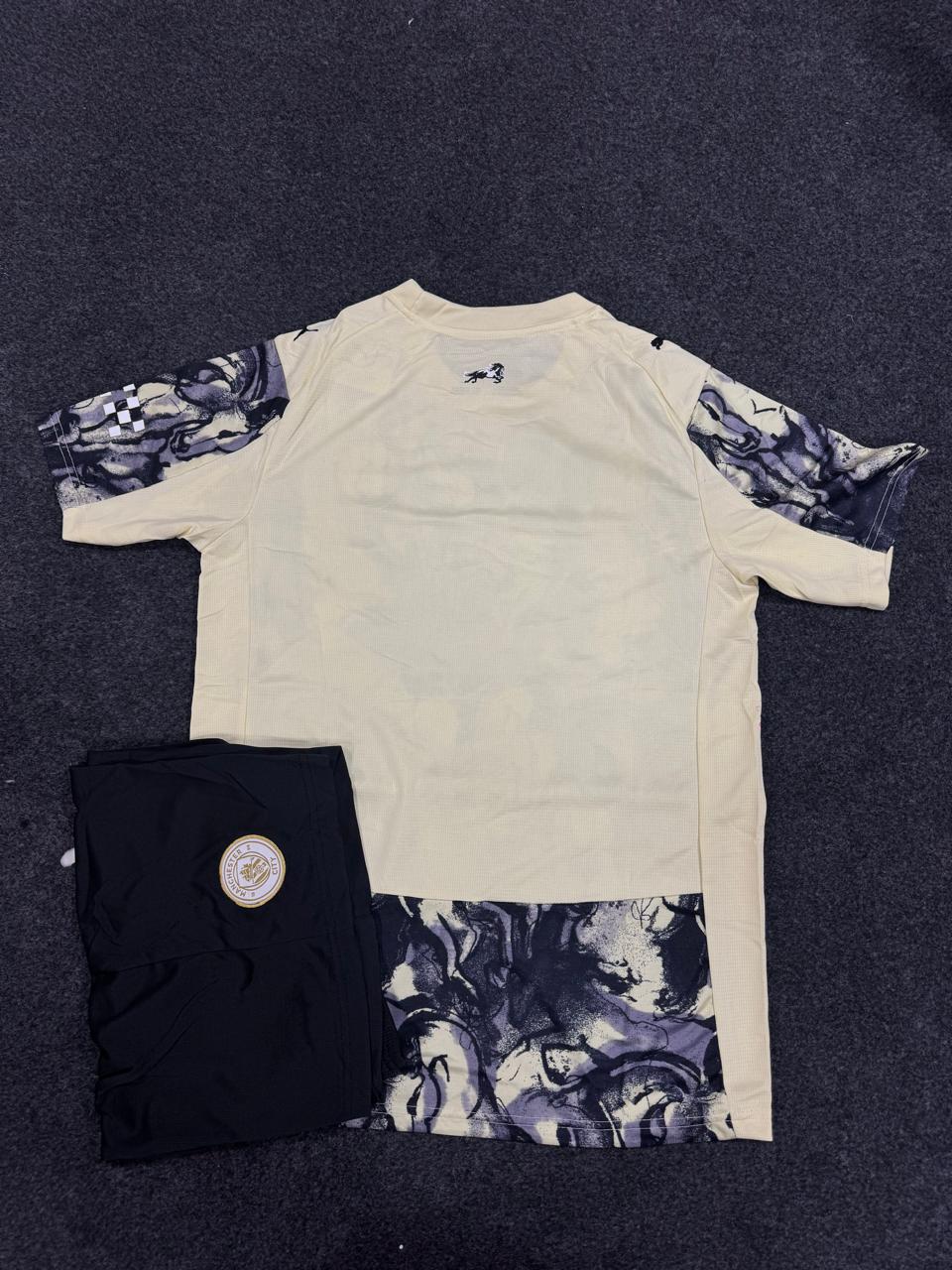 MANCHESTER CITY 2025/26 HORSE SPECIAL KIT – JERSEY & SHORTS SET