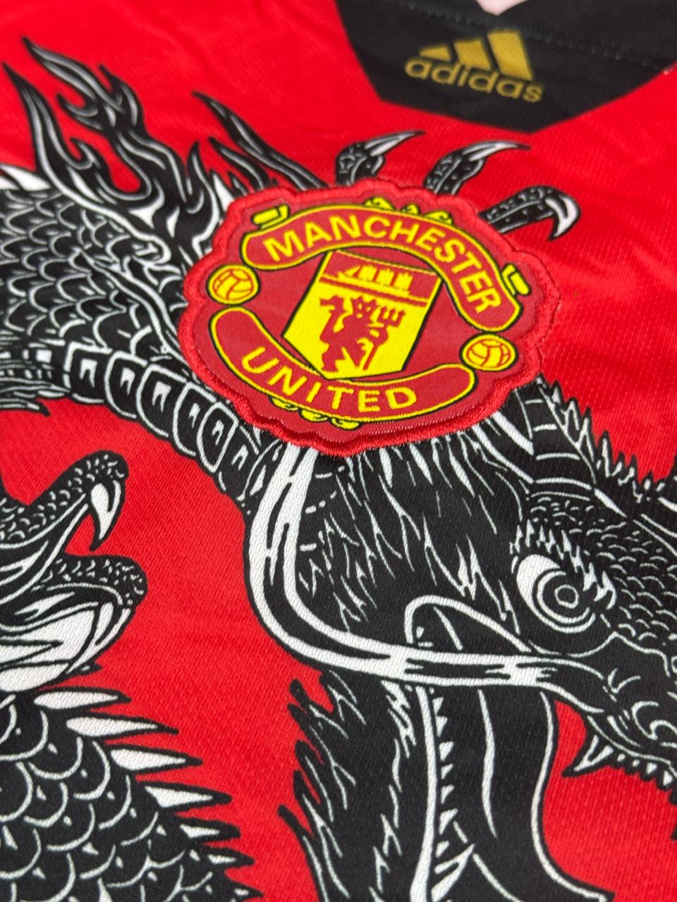 MANCHESTER UNITED RED DRAGON KIT 2025/26 – JERSEY & SHORTS SET