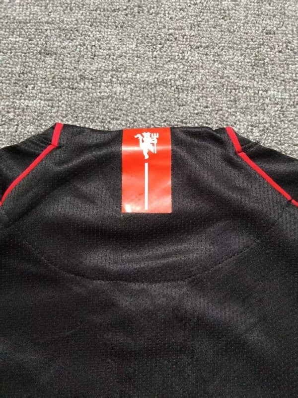 MANCHESTER UNITED BLACK RETRO FULL SLEEVE FOOTBALL JERSEY & SHORTS SET – PREMIUM QUALITY WITH LOGO